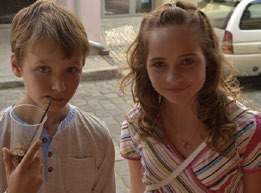 Ab ans Meer Tschechien 2014 91 Minuten - Spielfilm Regie: Jirí Mádl KINO 6 21 10+ Als Thomas zu seinem elften Geburtstag eine Kamera geschenkt bekommt, beschließt er einen Film im Stile seines großen