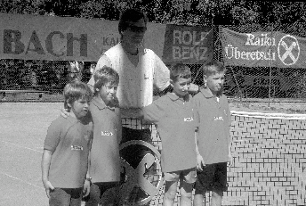 Rekordteilnehmer beim Kindertennis im Sommer Auch heuer organisierte der Tennisverein Welschnofen von Mai bis August Tennis- und Trainingskurse für unsere Sprösslinge, mit einer noch nie da gewesenen