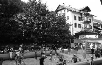 Gespielt wurde dabei auf einem aufgeblasenen, 22 x 9m großen, fußballähnlichen Spielfeld mit eingeseifter Unterlage. Bei herrlichem Sommerwetter erfolgte um 10 Uhr der Anpfiff des Turniers.