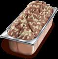18266403 1 5500 ml Milchschokoladenglace mit Schokoladensauce und weissen Schokoladenstückchen Glace mit Joghurt nach