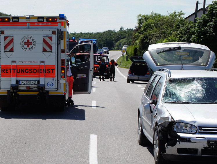 Hier der genaue Bericht zu der traurigen Meldung des Polizeipräsidiums heute am Mittag: Auf der Kreisstraße zwischen Haag und Rechtmehring war es zu einem schweren Verkehrsunfall gekommen, bei dem