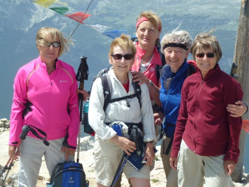 Wind bläst uns oben durch, aber bei gutem Wetter genießen wir tiefe Einblicke in die Dolomitenmassive.
