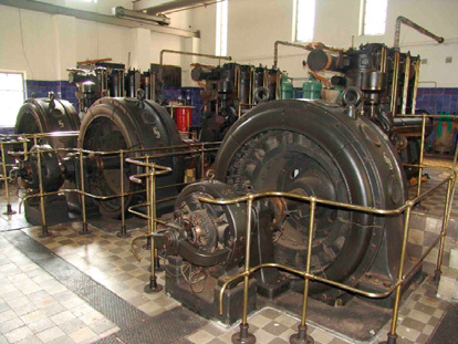 12 Stromkreise 1.4.2 Wechselstrom und Wechselspannung Ende des 19. Jahrhunderts entwickelte Nikola Tesla (1856 1943) elektrische Generatoren, die Wechselstrom erzeugten.