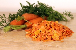 3 % Möhrenflocken Einzelflocke Karotten sind besonders in den Fellwechselphasen sehr hilfreich. Fell, sowie Krallen werden kräftiger ausgebildet.