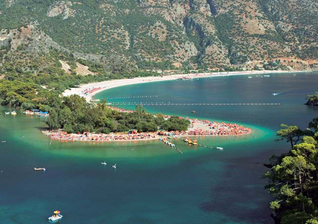 Seite 320 ; M M Ölüdeniz Die wunderschöne Lagune an der Südküste gehört zu den beliebtesten Fotomotiven der Türkei.