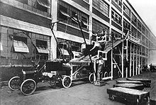 Industriegesellschaft der Nachkriegszeit Rasche Überwindung der Kriegswirtschaft Fliessband in der Produktion des Fords (Modell T),1913 Massenwohlstand (Beginn der Überflussgesellschaft)