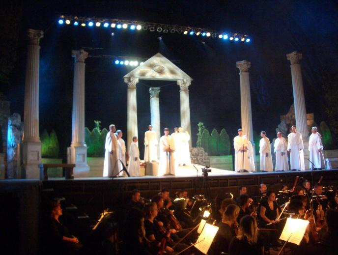 Die Produktion entstand in einer Zusammenarbeit der mit dem Budapester Operntheater im Mozartjahr und ist seitdem erfolgreich jeden Sommer auf Open-Air-Bühnen in ganz Deutschland unterwegs.