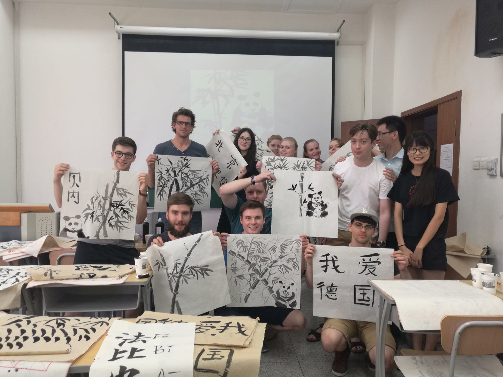 Nach der Mittagspause wurden wir dann von mehreren chinesischen Studenten in Kalligraphie und chinesischer Malerei unterrichtet.