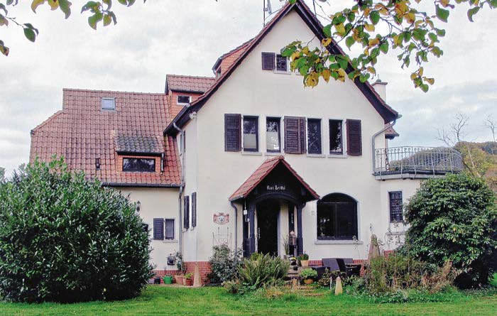 Beiträge zur Geschichte der Stadt Hennef - Band 9 Von 1929 bis 1934 lebte Werner Wilden bei seinen Eltern im Hennefer Ortsteil Bröl in einem villenähnlichen Haus am Alter Weg.