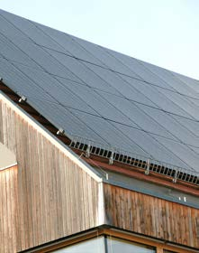 Daher wurde im Oktober 2016 auf dem Dach des Eisba rhauses eine Photovoltaikanlage angebracht, deren Anteile wir erworben haben.