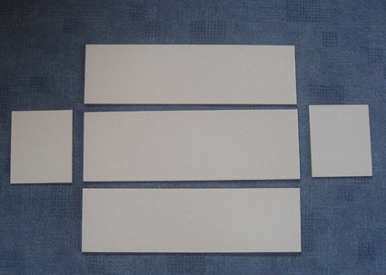 Schritt 1: Die Einzelteile für die Schachtel aus Graupappe zuschneiden. Am Besten mit einem Stahllineal und einem Cutter.