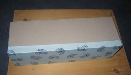 Foto 4 zu Schritt 3 Für die schmalen Seiten der Schachtel wird wieder Papier zugeschnitten.