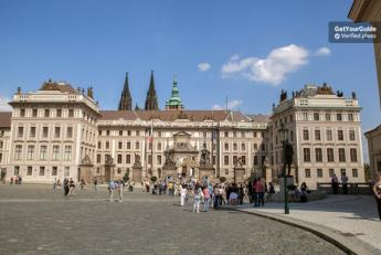 Rundgang Prager Burg Verbringen Sie bei dieser 3-stündigen Führung durch den historischen Kern von Prag ein paar wundervolle Stunden mit der Erkundung des weltweit größten Burgkomplexes, der Prager