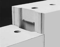 Mörtelschlitten gewährleisten einen gleichmäßigen Mörtelauftrag, vermeiden Mörtelverluste und verbessern die Mauer werks qualität. Das Mindestüberbindemaß l ol beträgt hierbei 0,4 Steinhöhe = 10 cm.