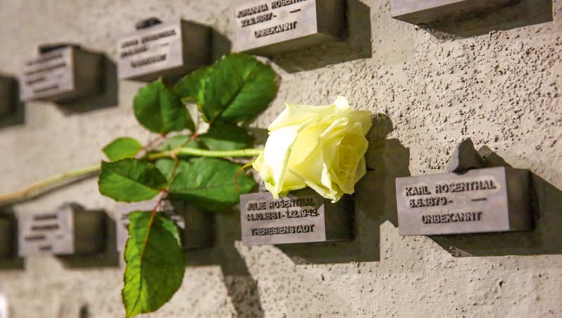 Gedenken Foto: Rafael Herlich Stille Geste: Weiße Rosen für die Frankfurter Opfer des Holocaust verteilten die Teilnehmer der Gedenkfeier am Börneplatz.
