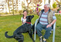 Es ist die Hundedame Minja, ein Labradormischling, die in Begleitung der Sozialpädagogin und Fachkraft für tiergestützte Therapie, Elisabeth Mann, die Bewohner erfreut.