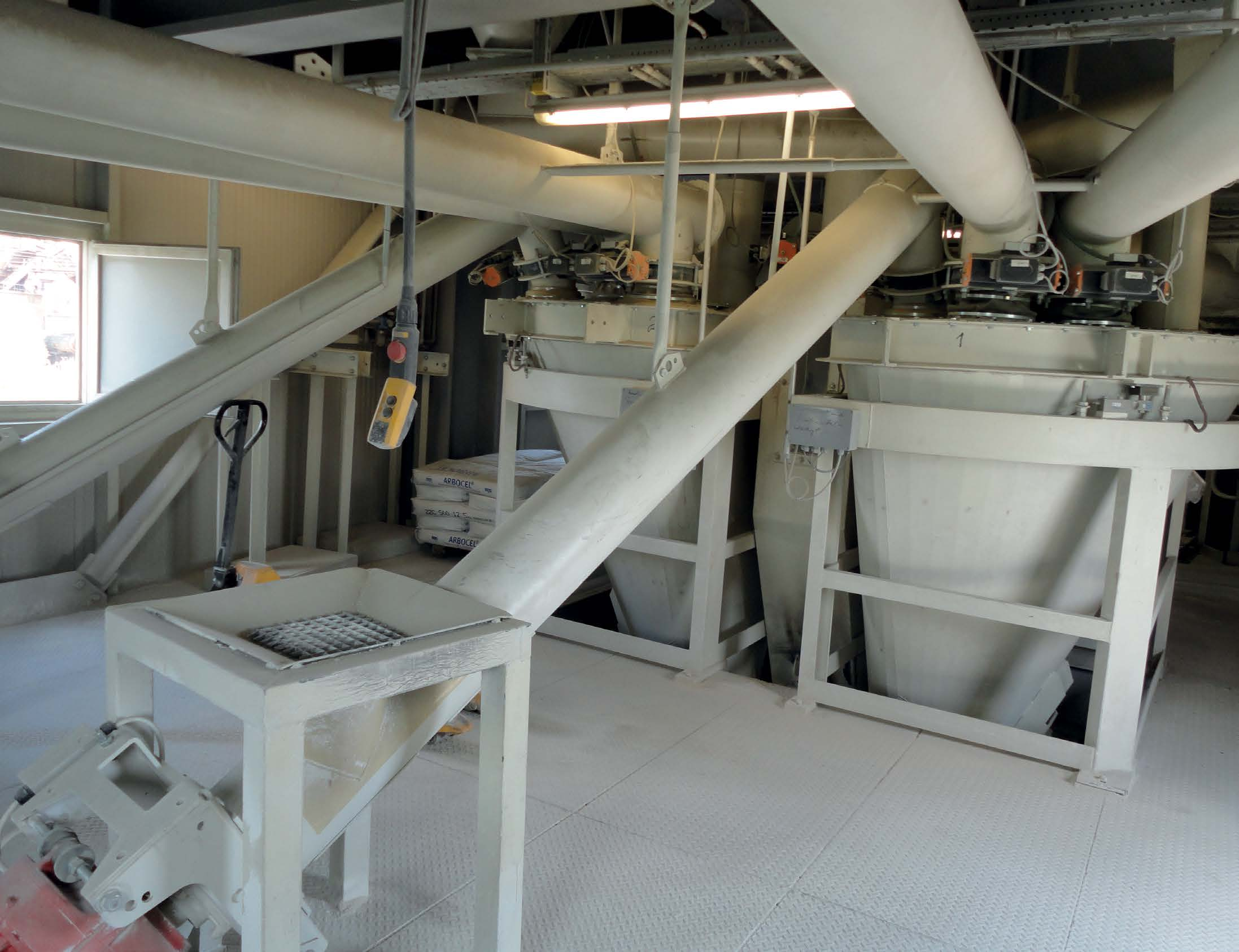 and weighing system for raw materials in a glass batch plant