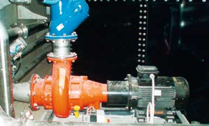 Die Verbindung zur Pumpenleitung kann über flexible Schläuche oder mit einem Unterflur Kupplungssystem, in Verbindung mit einer stationären