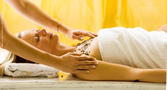 Ayurvedische Kopf-, Gesichts- und Oberkörper- Behandlung (Mukabhyanga) Eine intensiv wirkende, entspannende und sehr beruhigende Kopf-, Gesichts- und Oberkörper- Massage mit warmem Ayurvedischem Öl.