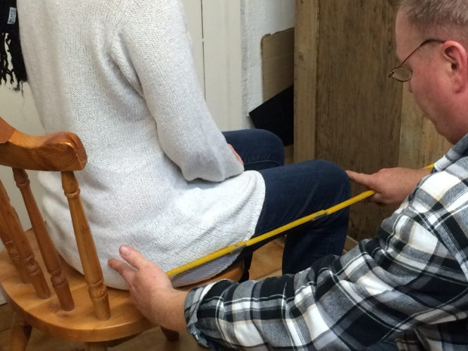 VERMESSEN DES REITERS Die richtige Sattelgröße finden Sattlerei Steitz Setzten Sie sich zum Beispiel auf einen Stuhl bei dem Ihre Oberschenkel im rechten Winkel zu Ihren Unterschenkeln stehen.