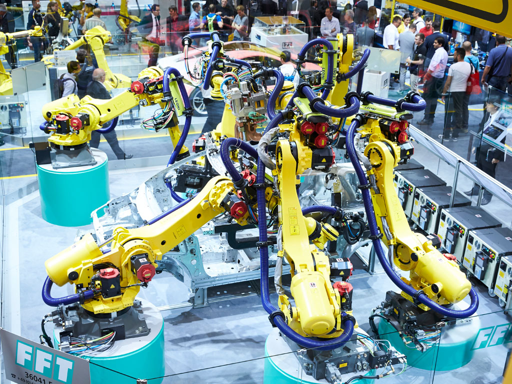 Als flexibelstes Produktionselement spielt der Roboter eine wesentliche Rolle in der Automation. Setzen Sie diesen Allrounder mit freier Programmierung als universelle Bewegungsmaschine ein.