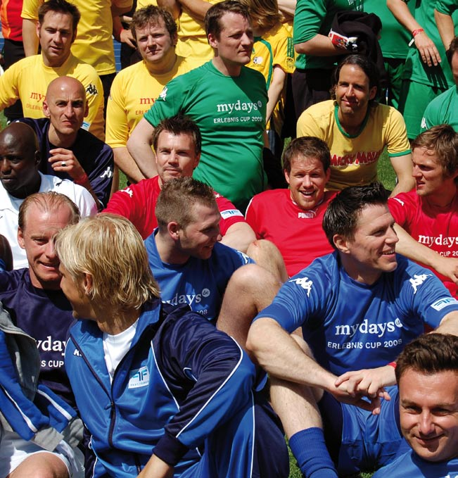 200 fußballbegeisterte Firmenkicker: Die Teilnehmer 2008 20 Firmen-Teams waren im letzen Jahr angetreten, um das Berliner