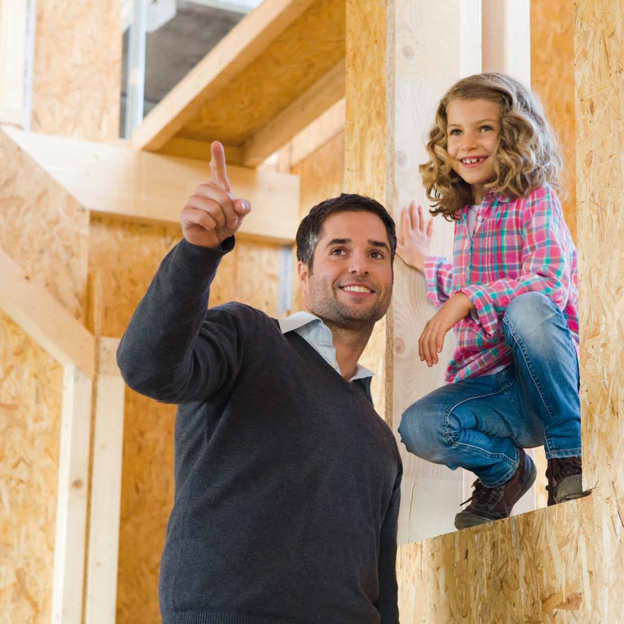 Familie Albrecht sucht die perfekte Dämmlösung für ihr Haus in Holzrahmenbauweise.