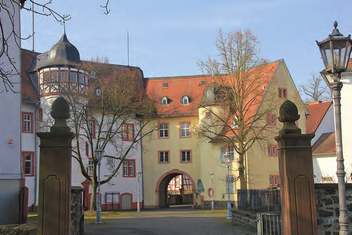 LEBENSART Fotos: Stadt Nidda Das Renaissance-Schloss entstammt aus dem 16. Jahrhundert und ist auf den Fundamenten der alten Wasserburg der Grafen Berthold von Nidda erbaut.