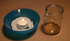 3/6 Kerzenpuste 1 Rechaudkerze 1 Glas oder kleine Schüssel 1 Beutel Backpulver Streichhölzer 3 EL Essig 1. Stell die Kerze in das Glas 2.