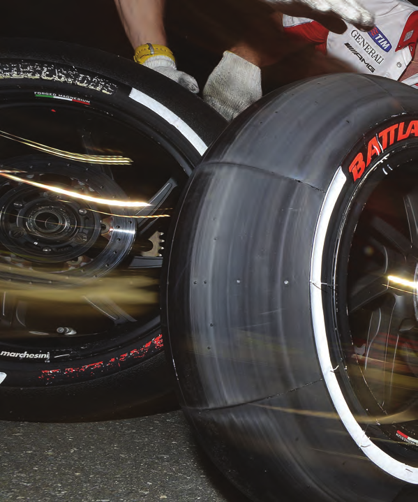 BATTLAX RACING V02 & V01 Die aktuelle Reifengeneration für 1000cc Superbikes wurde auf anspruchsvollen europäischen Rennstrecken entwickelt.