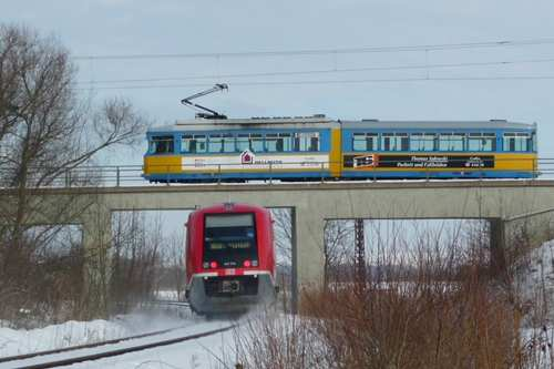lassen den modernisierten, in DR rot lackierten Schienenbus 772 345 4 nach Waltershausen überführen. Die heutige Nummer wird an den Stirnseiten mit seiner alten DR Bezeichnung überklebt.