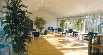 Die BDH-Klinik Hessisch Oldendorf ist eine moderne neurologische Fachklinik, die über einen großen Krankenhausteil (mit 113 Krankenhaus-Planbetten) und zusätzlich über 127 Rehabilitationsbetten aller