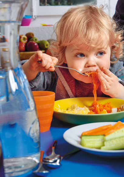 Es steht für eine gesunde und saisongerechte Küche. k Bild 9 Jedes Kind bestimmt selbst, wovon es wie viel essen möchte. So findet es heraus, was es gern hat und wann es satt ist.