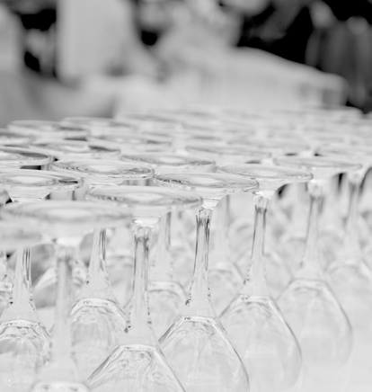 Messeservice Cocktails auf einem Messestand ein Highlight für den gelungenen Messeauftritt Farbenfrohe Drinkkreationen, auch ohne Alkohol, sorgen