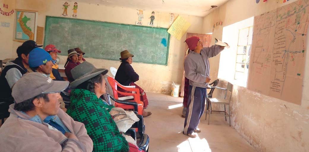 Säen hat seine Zeit, Ernten hat seine Zeit 13 Versammlung in der Schule eines Anden - dorfes: Der EED-Partner ARARIWA macht die Klein - bauern und -bäuerinnen mit nachhaltigen Anbau - methoden