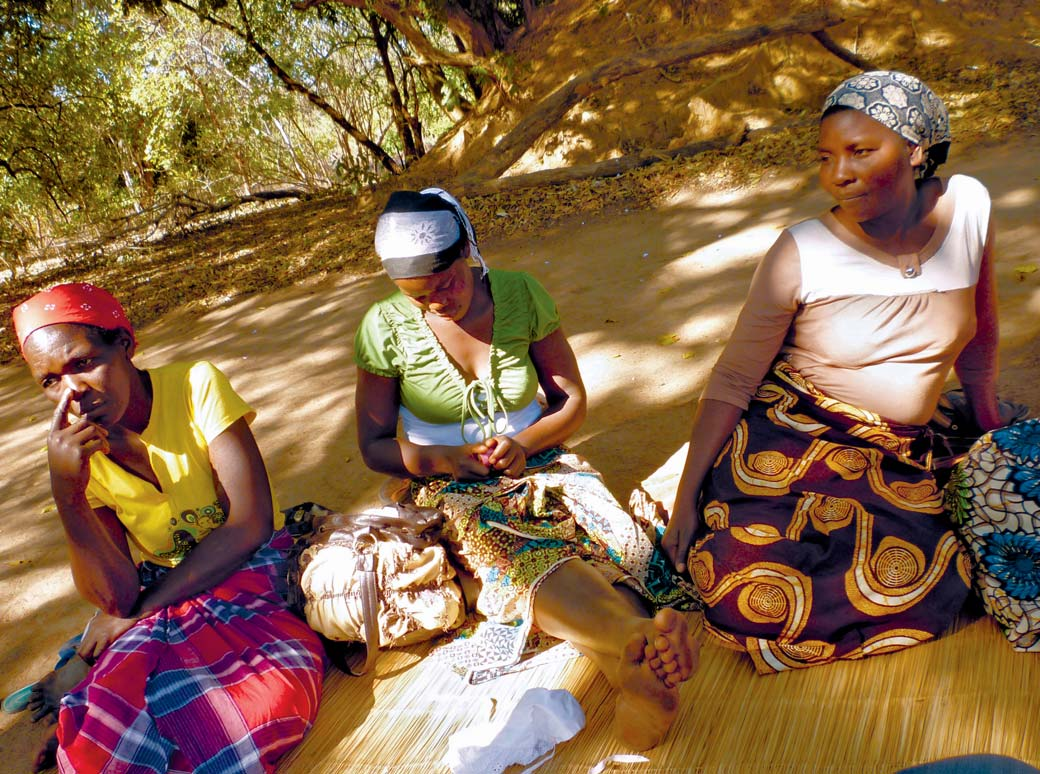 14 Evangelischer Entwicklungsdienst 2011/2012 Aufmerksam verfolgen diese Frauen aus dem Dorf Muxungue die Informationen der Organisation ORAM über Landrechte und Landnutzung.