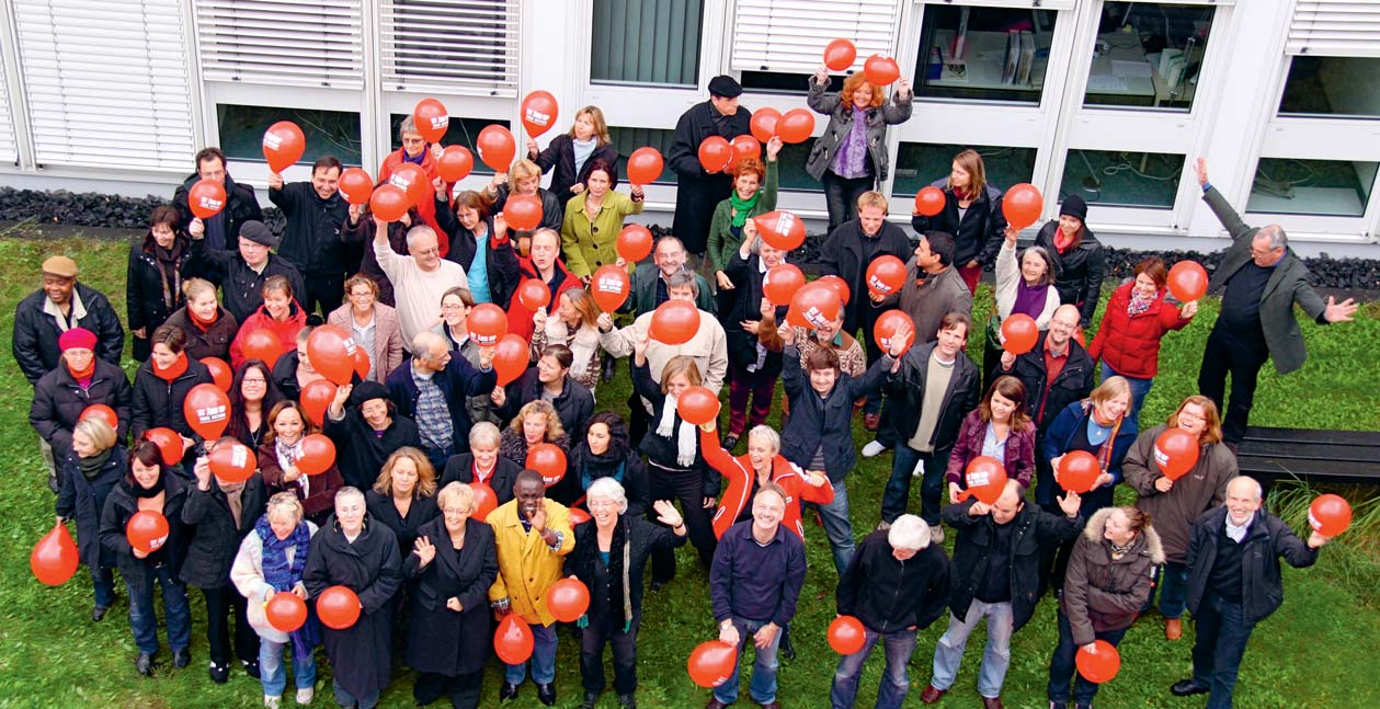 Kopfzeile 17 EED-Mitarbeitende nehmen 2009 an der Aktion Stand up against poverty teil.