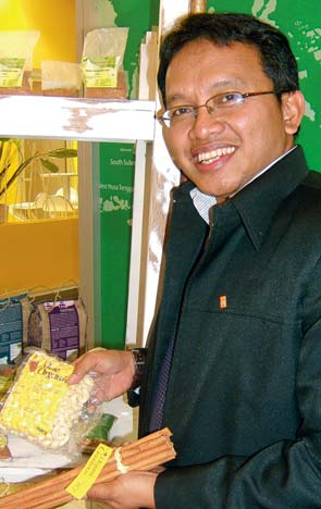 4 Evangelischer Entwicklungsdienst 2011/2012 Zugang zu den Märkten verbessern IOA fördert Bioproduktion indonesischer Kleinbauern Indro Surono ist Geschäftsführer des Verbandes Indonesian Organic