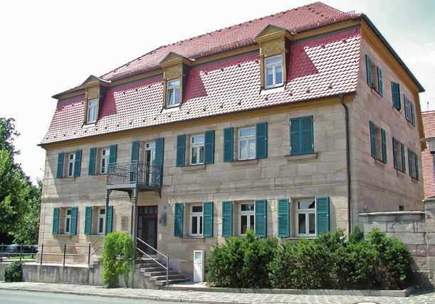 Der 1890 von Professor Deyhle erbaute Wohnsitz der Familie wurde 1988 von der Marktgemeinde erworben. Heute ist hier das Bildungs- und Kulturreferat untergebracht.
