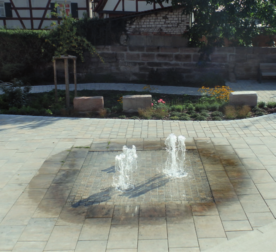 von Bayern) gebaut. Die Figur des Brunnens auf der Sandsteinsäule, das Wendenmännchen mit dem Sandsteinquader, weist auf die Tradition der Steinbrucharbeit im Ort hin.