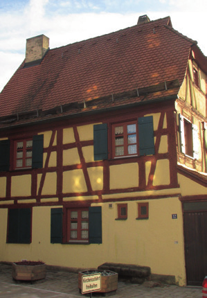 Mesnerhaus Kirchenstraße 12 Neben dem Eingangstor zur Wehrkirche St. Georg steht Wendelsteins ältestes Schulhaus, für das schon im 16. Jahrhundert ein Lehrer genannt ist.
