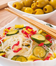 salate, sandwich- Füllungen Die wie Cellophan glänzenden Fäden sind eine beliebte Beilage ostasiatischer Gerichte.