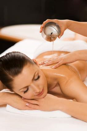 Massagekerzen schaffen erotische Momente Im Wellnessangebot ist die Massagekerze nicht mehr wegzudenken. Sie ist mit Duftaromen versehen und bietet so Entspannung.