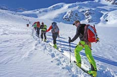 Unterwegs Gipfelsturm der Aspiranten und der Schneefahnen am Cevedale (3769 m) m).