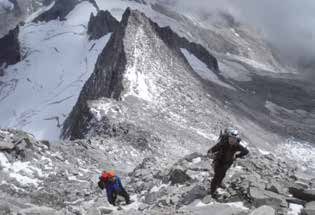 Ausbildungsgruppe növer Zeit auch, weil wir uns mit Steigeisen an den Füßen bewegen. Als wir auf der Südtiroler Seite den Gletscher verlassen, dämmert es bereits.