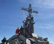 Die letzten 100 Höhenmeter geht es über einen einfachen Felsgrat auf den Gipfel. Auf diesem Grat hängt ein Fixseil, das wir auch benutzten und uns daran hochzogen.