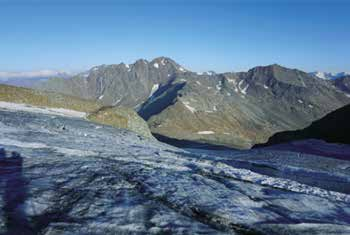Bergsteigergruppe den Grat und nach gut zwei Stunden zum Gipfelkreuz des Similaun auf 3606 m. Hier findet sich schnell ein Plätzchen für eine ausgiebige Gipfelrast mit wunderbarem Rundblick.