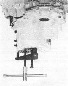 Das Getriebe auf die Stirnseite legen und die Sechskantschrauben für Rücklaufachse, Getriebe- und Kupplungsgehäuse entfernen. Bild G 11.