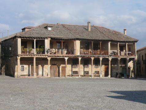Am Ende erwartet Sie das beeindruckende mittelalterliche Dorf Pedraza.