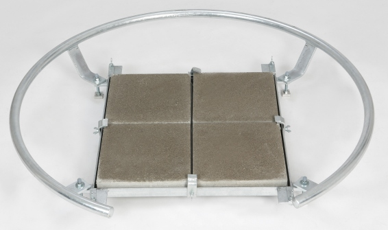Optional ist eine umflaufende Fußreling (Ø 120 cm) aus verzinktem Stahl erhältlich. Der Bodenrahmen ist für die Befestigung des Schutzgitters und der Fußreling erforderlich.